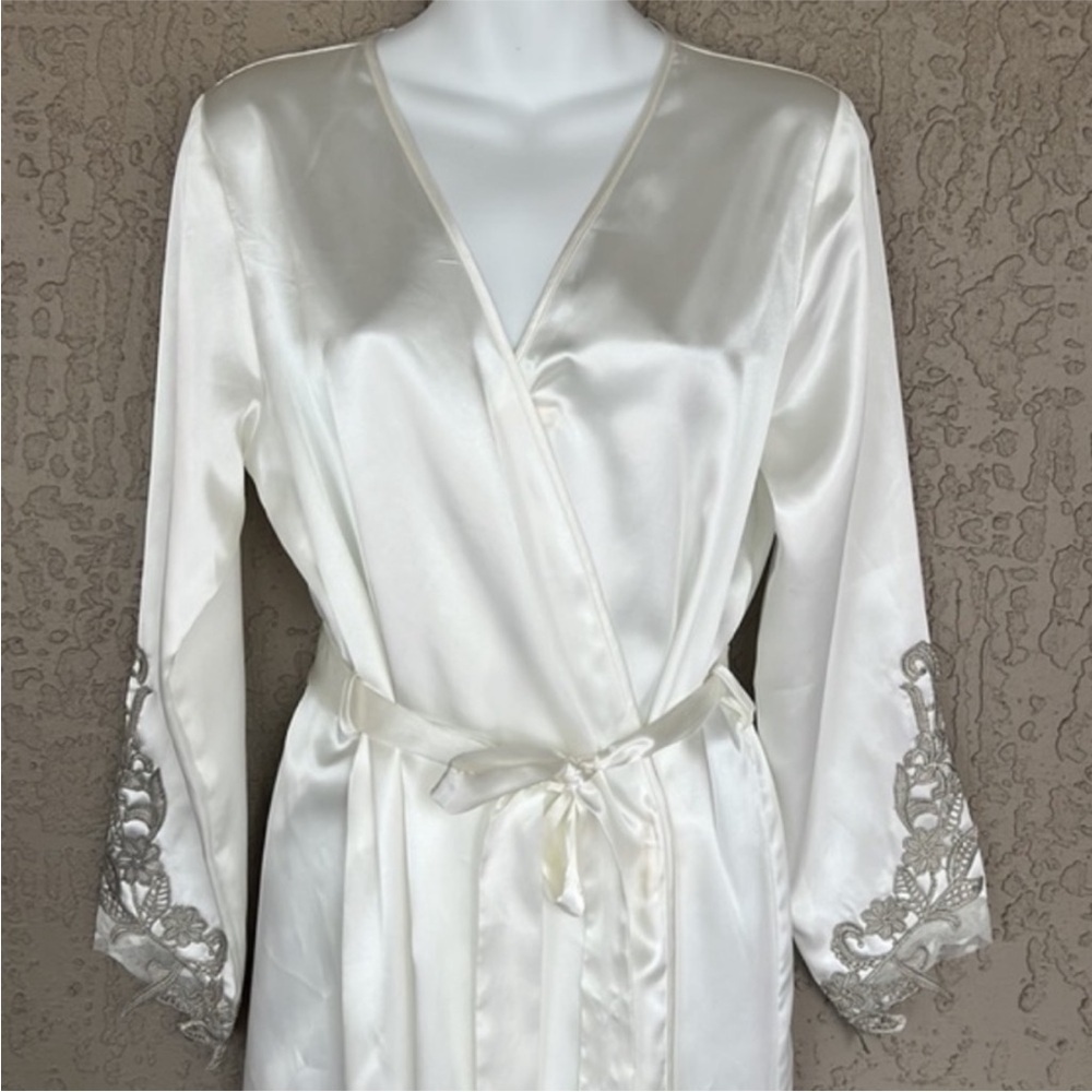 Flora by‎ Flora Nikrooz Sleeve Appliqué Detail Long Robe - Picture 3 of 10